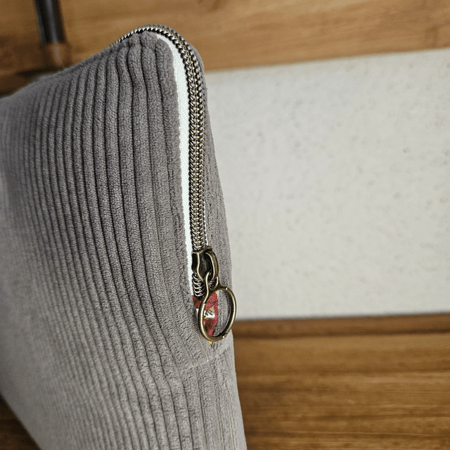 Personnalisez votre housse d'ordinateur en velours côtelé taupe