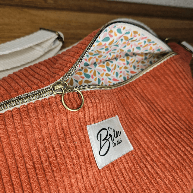 Personnalisez votre banane en velours côtelé terracotta