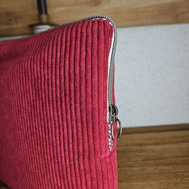 Personnalisez votre housse d'ordinateur en velours côtelé framboise